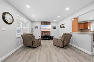 4 Cottage Ct, Middle Island, NY 11953 - Photo 4