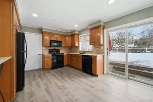 4 Cottage Ct, Middle Island, NY 11953 - Photo 6