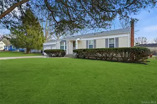4 Cottage Ct, Middle Island, NY 11953 - Photo 2