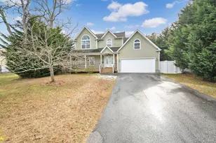 14 Donna Pl, East Islip, NY 11730 - Photo 2