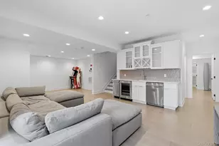 9 Sequoia Cir, Manhasset, NY 11030 - Photo 34