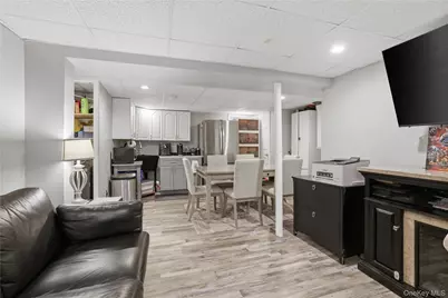 215 Monroe Street, Franklin Square, NY 11010 - Photo 18