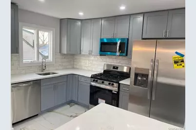 275 Beachview Street, Copiague, NY 11726 - Photo 10