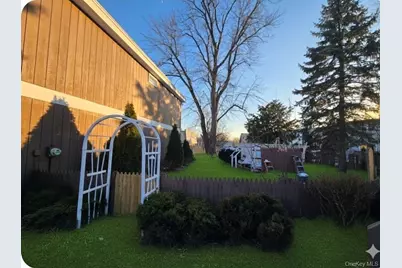 34 Hampton Court, Middletown, NY 10941 - Photo 2