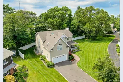 24 Ridge Court, Hauppauge, NY 11788 - Photo 2