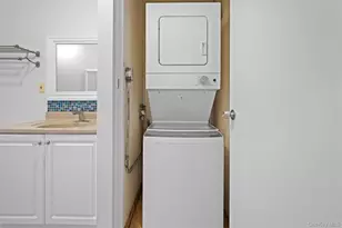 252 Village Dr, Hauppauge, NY 11788 - Photo 32