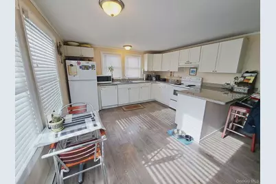 21 Village Circle E, Manorville, NY 11949 - Photo 4