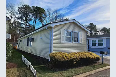 21 Village Circle E, Manorville, NY 11949 - Photo 2