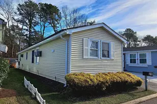 21 Village Cir E, Manorville, NY 11949 - Photo 2