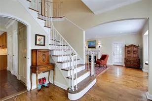 32 Barnard Pl, Manhasset, NY 11030 - Photo 4