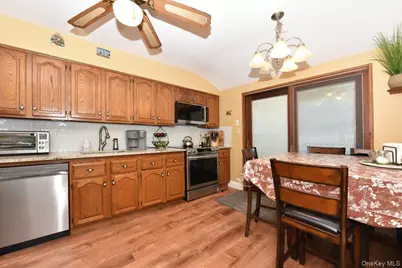 255 Brookside Court, Copiague, NY 11726 - Photo 12