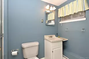 255 Brookside Ct, Copiague, NY 11726 - Photo 24