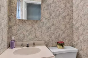 39 Hillturn Ln, Roslyn Heights, NY 11577 - Photo 16