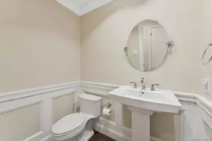 17 Windsor Gate Dr, North Hills, NY 11040 - Photo 22