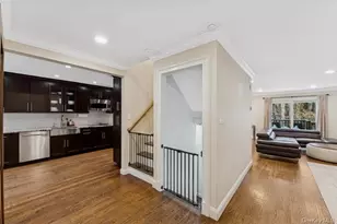 17 Windsor Gate Dr, North Hills, NY 11040 - Photo 4