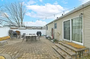 18 Vassar Ln, Hicksville, NY 11801 - Photo 4