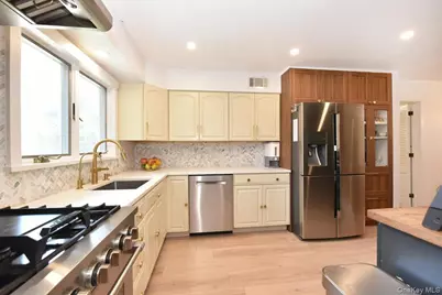 18 Cumberland Street, Rockville Centre, NY 11570 - Photo 8