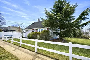 32 St Marks Pl, Massapequa, NY 11758 - Photo 2