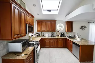 32 St Marks Pl, Massapequa, NY 11758 - Photo 8