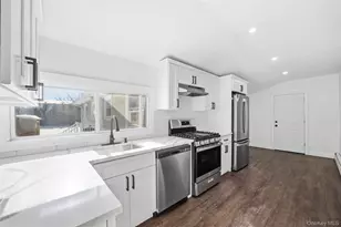 78 Roslyn St, Islip Terrace, NY 11752 - Photo 8