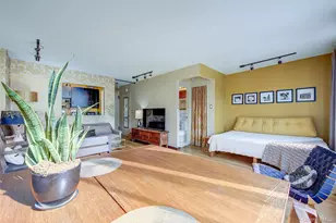 201 W 21st St, New York, NY 10011 - Photo 4