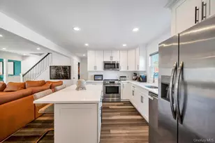 10 Petal Ln, Hicksville, NY 11801 - Photo 6