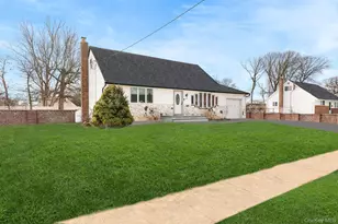 42 Ronald Dr N, Amityville, NY 11701 - Photo 2