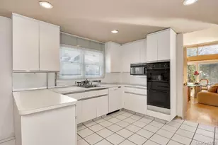 27 Fairway Dr, Manhasset, NY 11030 - Photo 8