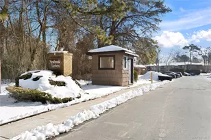 19 Newbrook, Bay Shore, NY 11706 - Photo 2