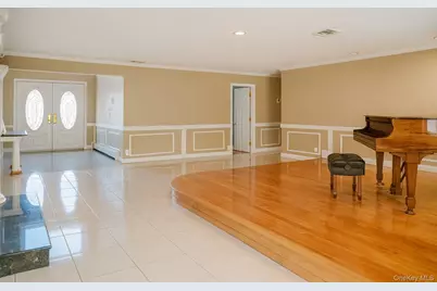 130 Wampum Lane, West Islip, NY 11795 - Photo 10