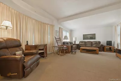 25 Raymond Street, Rockville Centre, NY 11570 - Photo 4