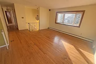 192 Ferraris St, Copiague, NY 11726 - Photo 6