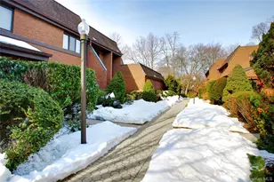 6 Frost Pond Dr, Roslyn, NY 11576 - Photo 4