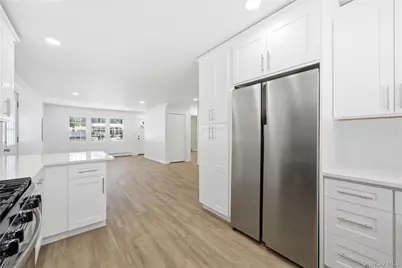 138 Calvert Avenue, Ronkonkoma, NY 11779 - Photo 4