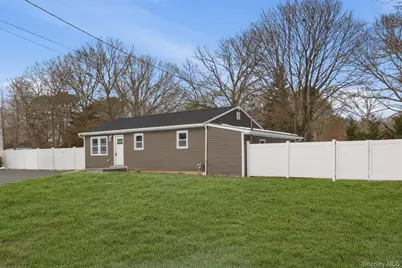 39 E Oakdale Street, Bay Shore, NY 11706 - Photo 2