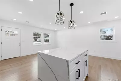 39 E Oakdale Street, Bay Shore, NY 11706 - Photo 18