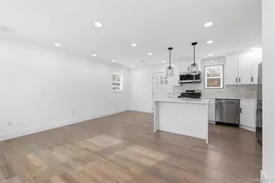 39 E Oakdale Street, Bay Shore, NY 11706 - Photo 8