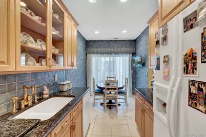 202 Carriage Lane, Plainview, NY 11803 - Photo 4