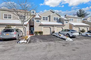202 Carriage Ln, Plainview, NY 11803 - Photo 2