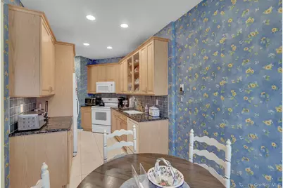 202 Carriage Lane, Plainview, NY 11803 - Photo 6