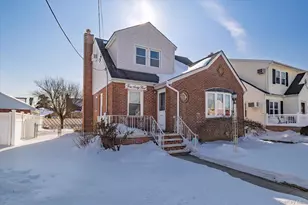 1065 Russell St, Franklin Square, NY 11010 - Photo 2