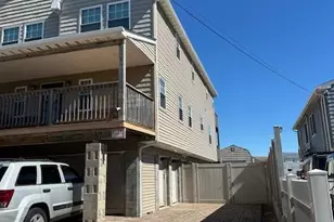 884 Beach St, Lindenhurst, NY 11757 - Photo 2
