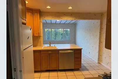 12 Cranberry Lane, Plainview, NY 11803 - Photo 2