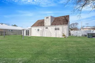 90 Winchester Dr, Lindenhurst, NY 11757 - Photo 10