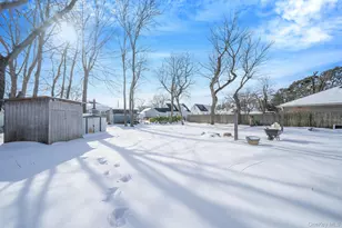 90 Winchester Dr, Lindenhurst, NY 11757 - Photo 8