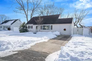 90 Winchester Dr, Lindenhurst, NY 11757 - Photo 4