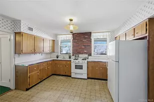 79 Appletree Ln, Roslyn Heights, NY 11577 - Photo 8