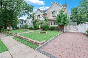 575 Hawthorne St, West Hempstead, NY 11552 - Photo 2