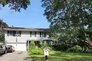 42 Maple Glen Ln, Nesconset, NY 11767 - Photo 2
