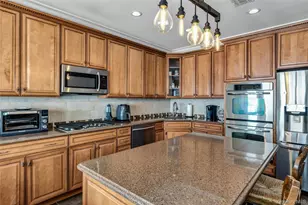 110 Brattle Cir, Melville, NY 11747 - Photo 10